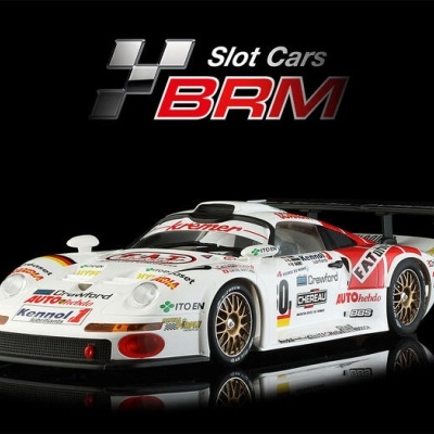 slot car branco BRM com várias inscrições coloridas e rodas douradas