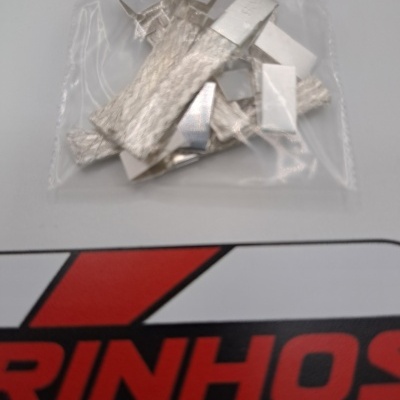 Saco plástico com fitas prateadas e etiqueta com texto e parte de logotipo vermelho e preto