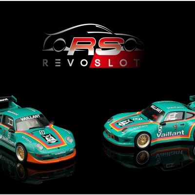 Miniaturas de carros de corrida verde-água com detalhes coloridos e texto Vaillant