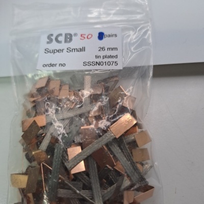 Pacote de pequenos componentes metálicos em plástico transparente com etiqueta visível