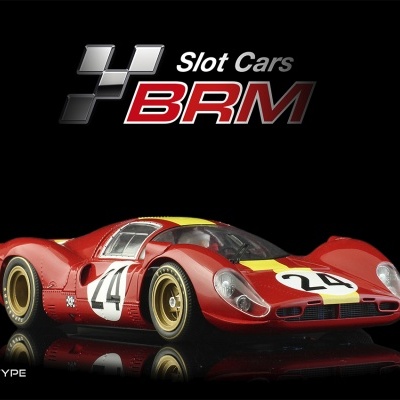Carro de slot vermelho e amarelo com o número 24 em fundo preto.