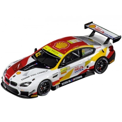 Modelo de carro de corrida BMW em miniatura com cores branca, vermelha e amarela, decoração Shell Helix Ultra
