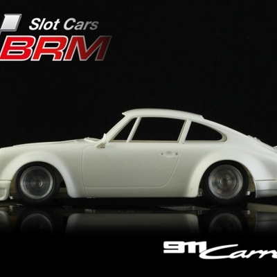 Modelo de slot car Porsche 911 Carrera branco do lado com fundo preto e logotipo BRM
