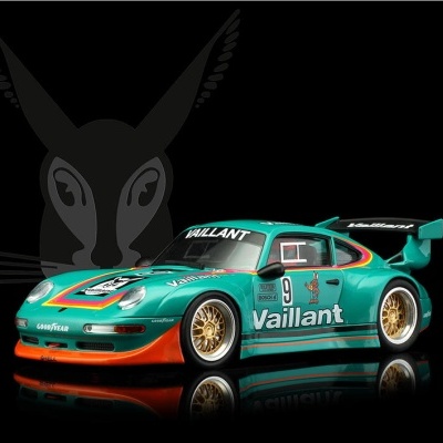 Modelo de carro de corrida verde e laranja com detalhes dourados e inscrições Vaillant