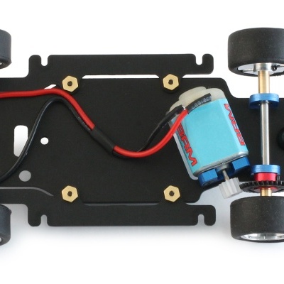 Chassi de carro de slot elétrico com motor azul e rodas pretas