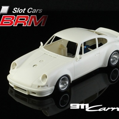 Miniatura de slot car BRM Porsche 911 Carrera branca em fundo preto