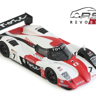Carro slot miniatura branco, vermelho e preto com logótipos Toyota e Denso num fundo branco