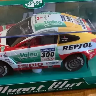 Miniatura de carro de rally embalada numa caixa verde Avant Slot