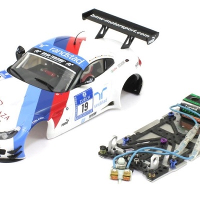 Miniatura de carro de corrida BMW com carroçaria e chassis separados