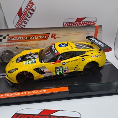 Miniatura de carro de corrida amarela com número 64 em base preta e embalagem Scaleauto