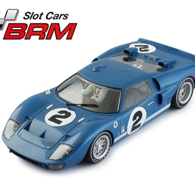 Miniatura de carro de corrida azul com números 2 e texto Slot Cars BRM