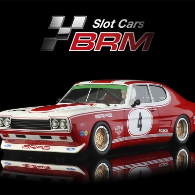 Carro de slot vermelho e branco com número 4 e logotipo Slot Cars BRM