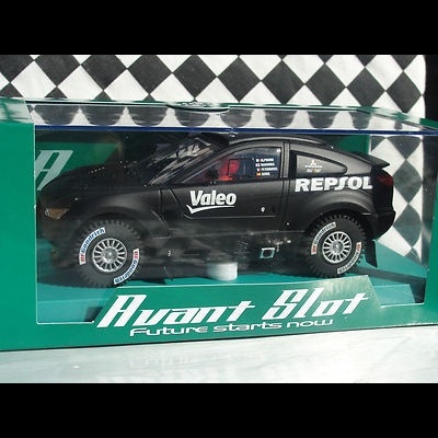Miniatura de carro de corrida preto em embalagem com fundo quadriculado