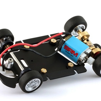 Chassis de carro de slot com motor azul BRM e rodas de borracha preta