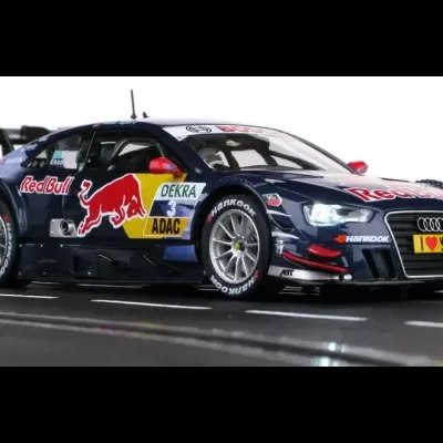 Miniatura de carro de corrida Audi azul com logótipos Red Bull e número 3