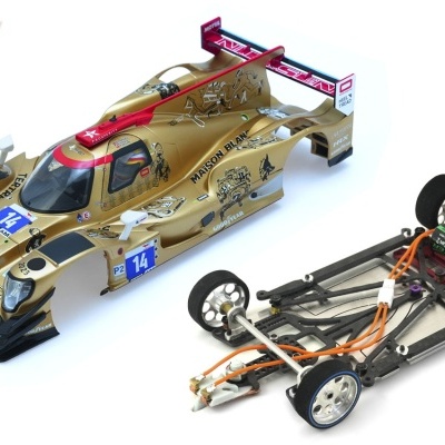 Miniatura de carro de corrida dourado com chassis separado em fundo branco