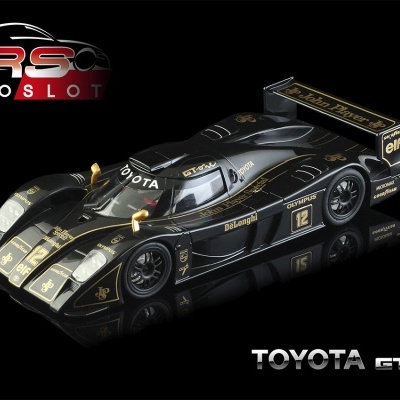 Miniatura de carro de corrida preto com detalhes dourados e várias inscrições