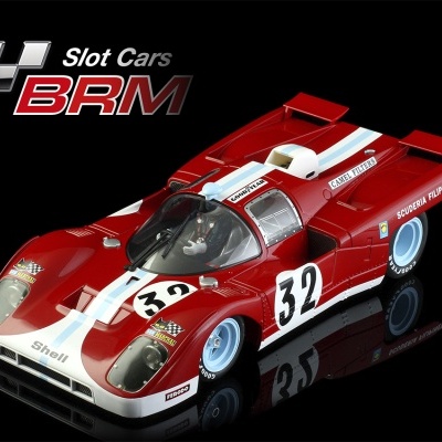Miniatura de carro de slot vermelho com faixa branca e azul e número 32 da marca BRM