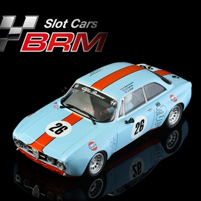 Miniatura de carro de slot Alfa Romeo azul claro com faixa laranja e número 26.