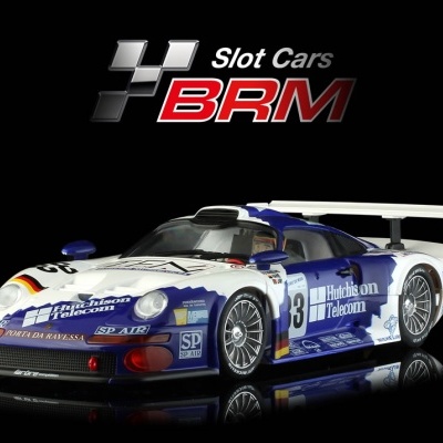 Carro de slot racing azul e branco com logos Hutchison Telecom e número 33