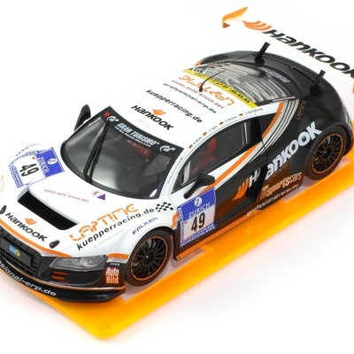 Modelo de carro de corrida preto, branco e laranja em base amarela