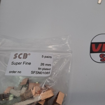 Pacote com peças metálicas e etiqueta com especificações do produto