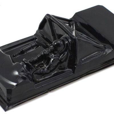 Chassi de carro de corrida preto com figura de condutor