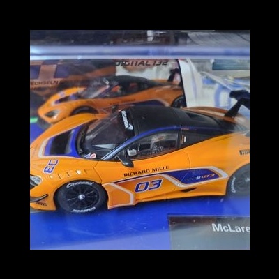 Miniatura de carro desportivo McLaren laranja e preto na caixa