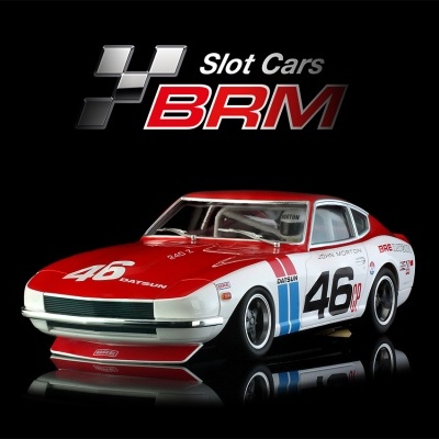 Carro de slot vermelho e branco Datsun 46 com logótipo BRM e texto Slot Cars BRM no fundo preto