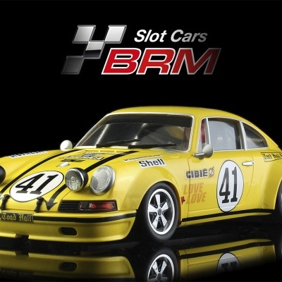 Miniatura de carro de slot amarelo com número 41 e faixas pretas.