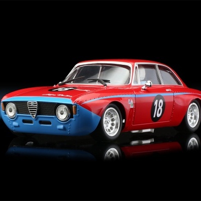 Carro de corrida modelo Alfa Romeo vermelho e azul com número 18