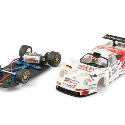 Carrinho de slot racing branco com decoração vermelha e preta e chassis exposto