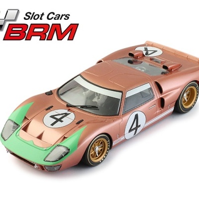 Carro de slot BRM cobre e verde com número 4 em fundo branco