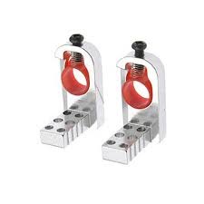 Dois suportes metálicos com anel vermelho em fundo branco