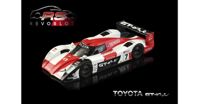 Carro de slot Toyota GT-One branco, vermelho e preto com várias inscrições sobre fundo preto.