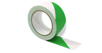 Rolo de fita adesiva verde e branca em fundo branco