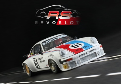 Modelo de carro Porsche branco com detalhes vermelhos e azuis e número 61 na pista de corrida