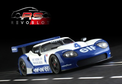 Miniatura azul e branca de carro de corrida com logótipos e número 4 sobre pista preta.