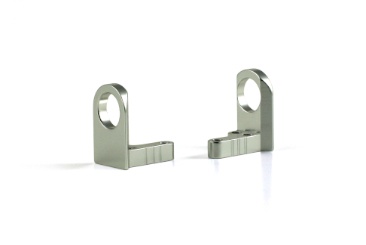 Par de acessórios metálicos prateados em forma de gancho com furos circulares