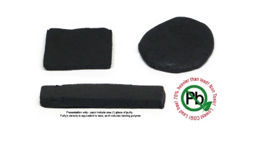 Três pedaços de grafite de formas diversas sobre fundo branco com selo químico Pb verde e vermelho