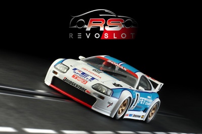 Carro de slot branco e azul com detalhes vermelhos e vários logos em pista de slot