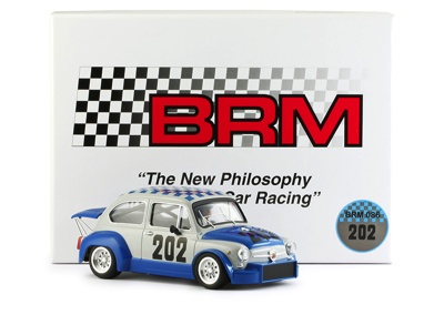 Miniatura de carro de corrida azul e cinza com texto BRM em embalagem