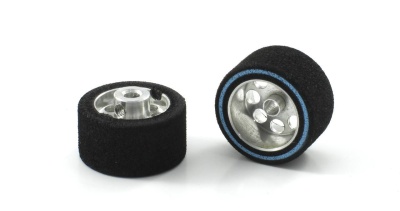 Pneus para modelos de carros com jantes metálicas e espuma preta.