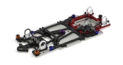 Estrutura para chassis de modelo RC em metal e carbono com suportes vermelhos e parafusos coloridos