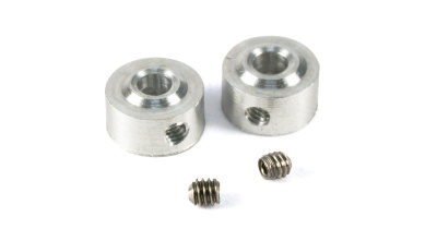 Peças metálicas cilíndricas prateadas e parafusos pequenos sobre fundo branco