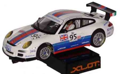 Miniatura de carro de corrida branco com faixas azul e vermelho, número 95