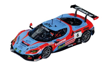 Modelo de carro de corrida azul claro, vermelho e preto com número 6 e várias marcas visíveis