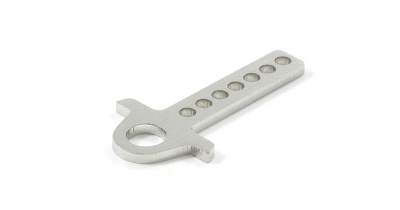 Ferramenta metálica prateada com orifícios alinhados