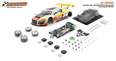 Conjunto de slot car com carro de corrida, peças e caixa transparente.