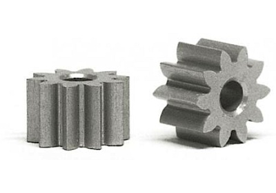 duas pequenas engrenagens metálicas cinzentas com dentes, fundo branco